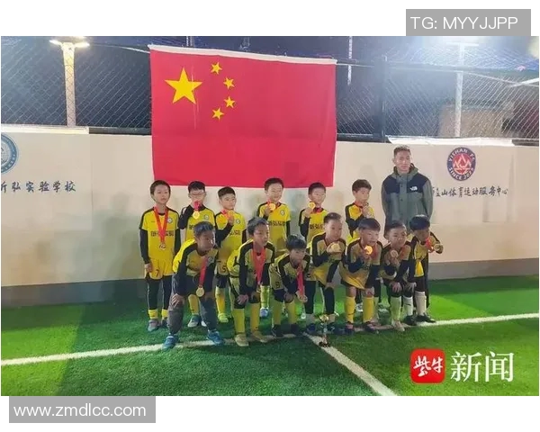 足球明星携儿子共赏精彩赛事亲子时光尽显温馨与快乐